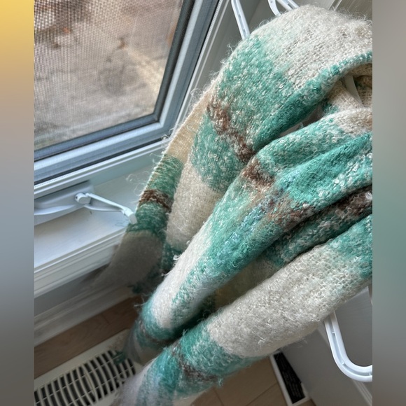 Blue, white and brown winter scarf - Picture 5 of 5